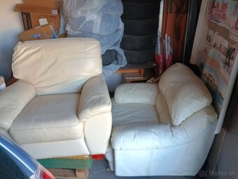 Dve biele kožené kreslá - 2