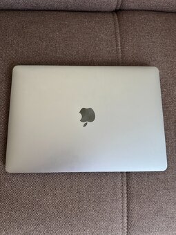 MacBook Air M1 2020, 8 GB RAM, 89 % batéria - 2