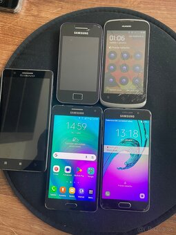 Zbierka dotykových telefónov. - 2
