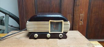 Bakelitové rádio Tesla. - 2