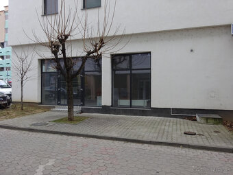 NOVÝ OBCHODNÝ PRIESTOR POLYGÓN S VÝKLADMI, 63m2, prízemie - 2