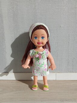 Malá bábika hnedovláska so psíkom a s doplnkami - 2