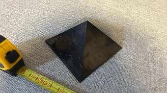 šungitová pyramída 8,5 cm - 2