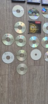 DVD A CD spolu cca 20 ks - 2