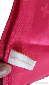 Krásna šatka Louis Vuitton aj na pláž - 2