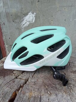 Dievčenský biely bicykel s prilbou. - 2