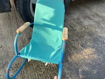Staré detské kovové hojdacie kreslo. - 2