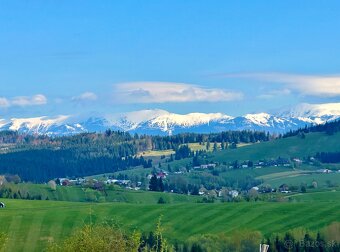 Obrovský Pozemok 2100m2 s Výhľadom na Nízke Tatry za 7600€ - 2