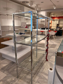 Sklenený obchodný regál - 2