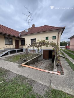 Na predaj zachovalý 4 izbový rodinný dom v obci Ňárad - 2