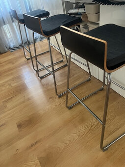 Predá 3 dizajnové  čierne barové stoličky. - 2