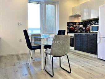 Priestranný, rekonštruovaný 3 izbový byt v centre mesta na T - 2