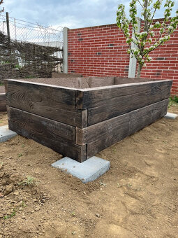 Vyvýšený záhon betónový imitácia dreva - 2