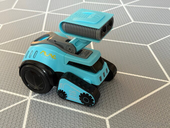 Hrajúci robot - 2