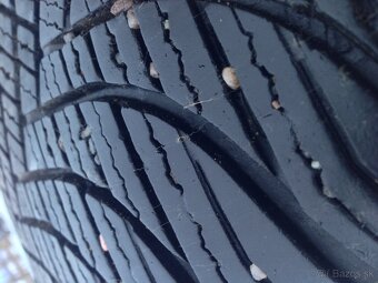 Predám zimné Pneu 215/65r16 5/6mm - 2