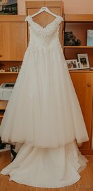 Svadobné šaty s bohato vrstvenou sukňou - 2