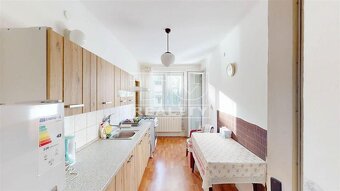 Na predaj priestranný 3-izbový byt s balkónom v obci Bošany - 2