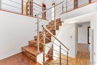 6-izbový rodinný dom s dvojgarážou v Malinove - 2