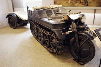 Pásový malotraktor. - 2