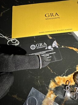 Strieborný prsten osadený VVS1 moissanitmi - 2