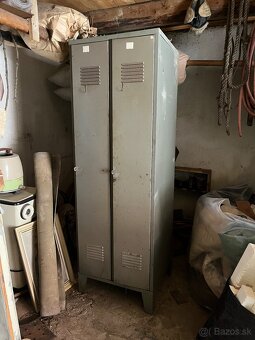 Kovová šatníková skriňa – retro / dielenská - 2