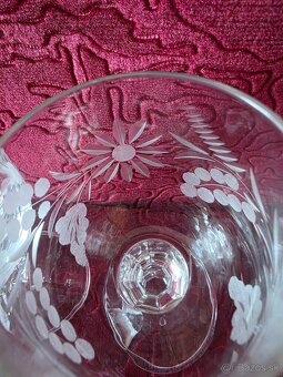 Vinove poháre dobrusom. - 2