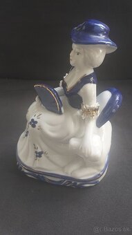 porcelánová soška dámy s vejárom a ležiacim psom - 2