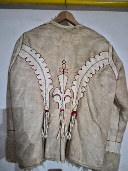 Starožitný vyšívaný kožuštek - 2