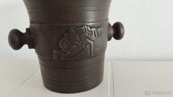 Starý válečný litinový mažiar s dělom a rokem 1914-1917 +tlo - 2