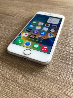 iPhone 8 / Silver 64GB - TOP stav - 2