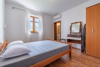 Exkluzívna kamenná vila s bazénom a výhľadom na prírodu v Ka - 2