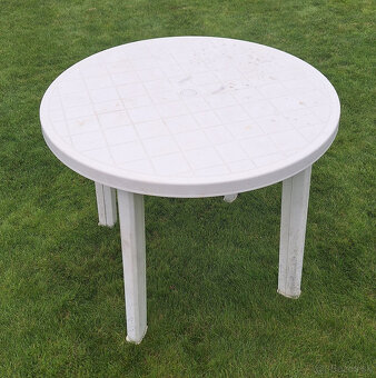 9ks plastove stolicky + plastovy stol - 2