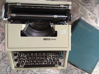 predám prenosný písací stroj Olivetti DORA 1965-70 - 2