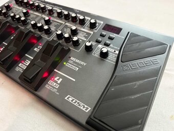 Boss ME-80 gitarový multiefekt/modeler - 2