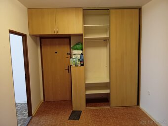 Darujem za odvoz vstavané skrine - 2