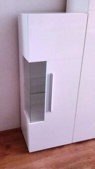 biela lesklá vitrína s preskleným rohom - 2