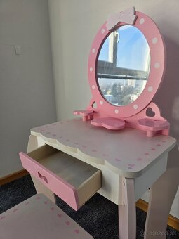 Kozmetický stolík - 2