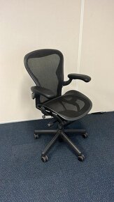 Kancelárska stolička Herman Miller Aeron Without Forward Til - 2