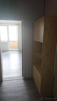 Prenajmem garsónku v centre s preskleným balkónom. - 2
