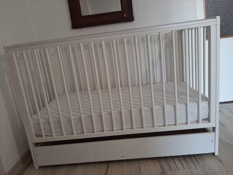 Predám detskú postieľku s matracom a prislusenstvom - 2