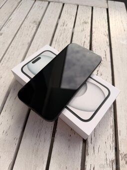 iPhone 15 čierny (128GB) - 2