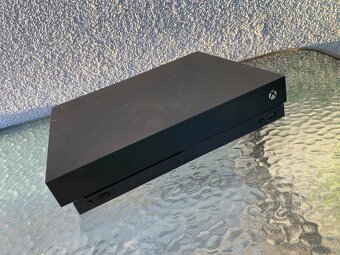 Xbox one X na 1 tb čierný - 2