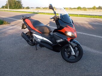 Aprilia SR MAX 300 - 2