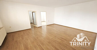 Na prenájom tehlový 3-izbový byt s balkónom priamo v centre  - 2