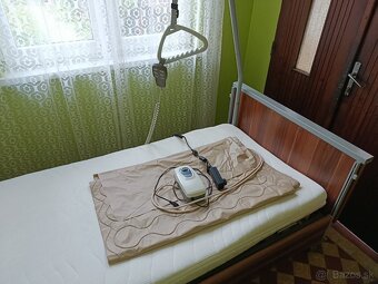 Predám polohovateľnú posteľ s matracom + antidekubitný m. - 2