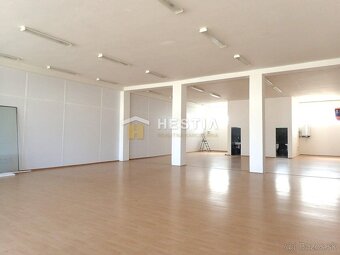 Obchodný priestor 240 m² s parkovacími miestami - 2