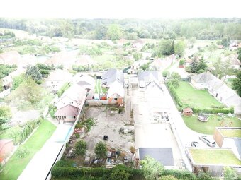 Slnečný stavebný pozemok 679 m² – Dobrohošť, LEN 15 km od Br - 2
