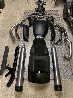 Harley-Davidson V-rod Muscle, diely. - 2