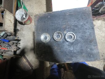 Matica krytu karburátora. - 2