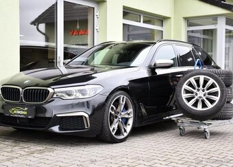 BMW Řada 5 M550d XD HUD B&W MASAŽ PANO 294 kw - 2